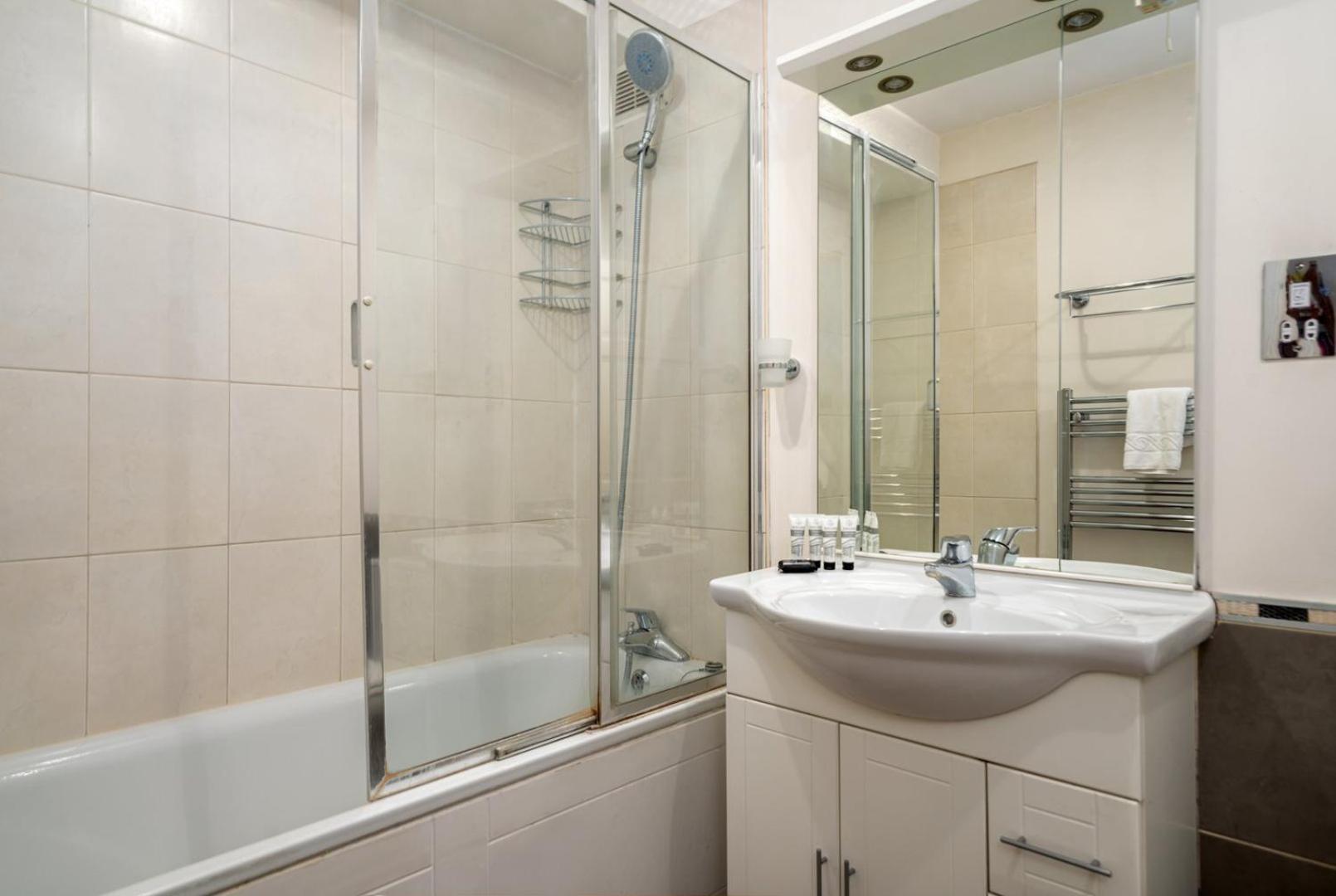 Guestready - Lovely Ground Floor Duplex With Patio In Southbank Apartment London Bagian luar foto